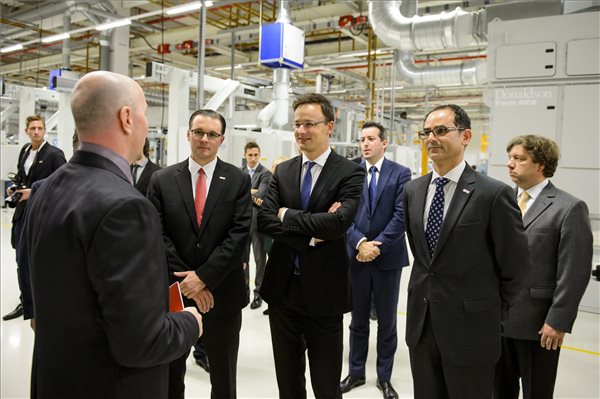 Daniel Pridal, a Robert Bosch Automotive Steering Kft. műszaki ügyvezető igazgatója (b2), Szijjártó Péter külgazdasági és külügyminiszter (k) és Javier González Pareja, a magyarországi Bosch-csoport vezetője (j2) a csoport 36 milliárdos projektjének zárórendezvényén a Robert Bosch Automotive Steering Kft. maklári üzemében 2015. december 7-én.