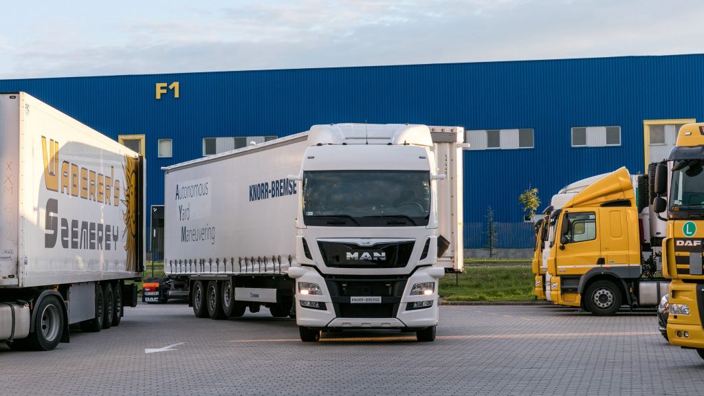 Az IAA kiállításon a Knorr-Bremse bemutatta a pótkocsi szerelvényét ami autonóm manõvert mutatott be egy telephelyen nyilvános utaktól elzárva