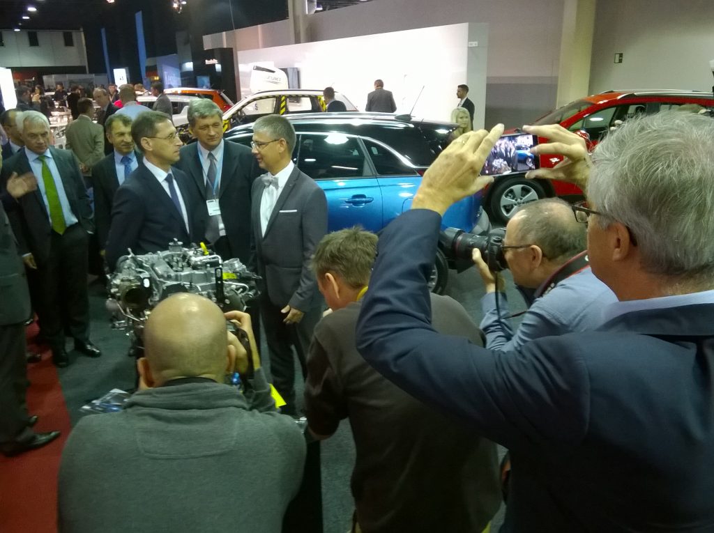 Az Opel Magyarország vezetőit is köszöntötte a miniszter