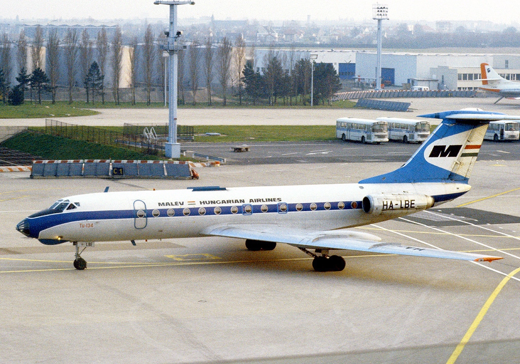 B cs A Tu 134 est l J RM IPAR HU