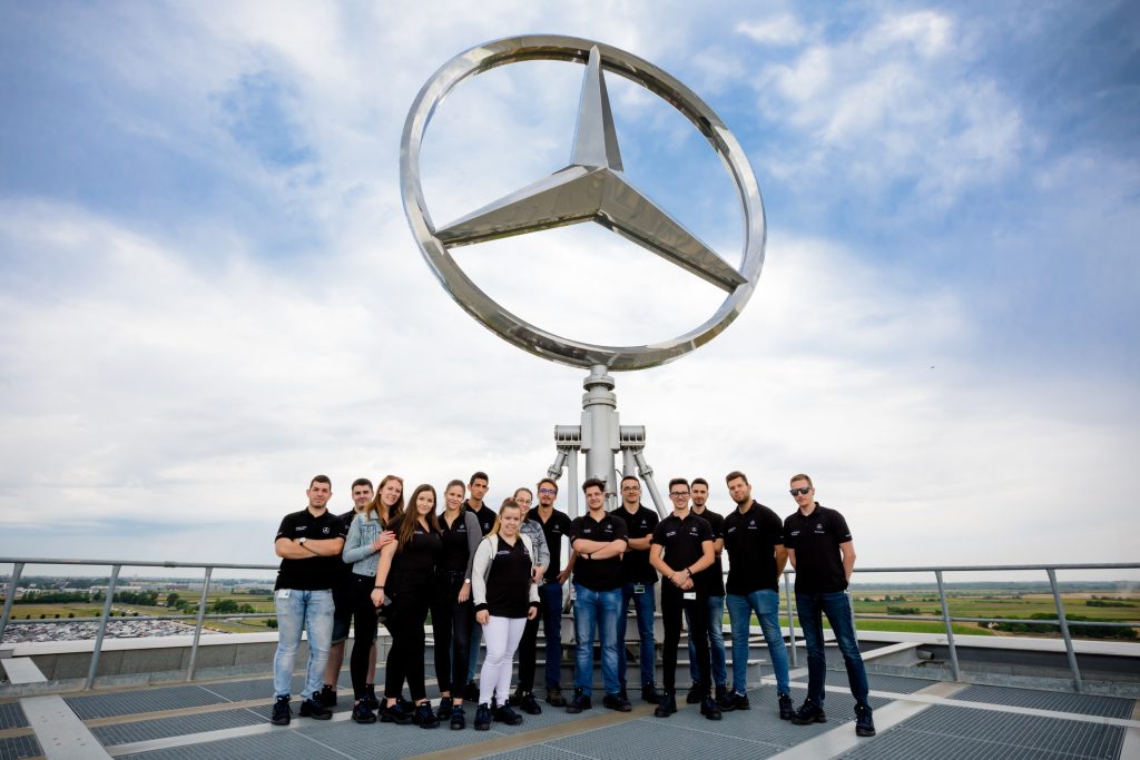 A diákok egy csoportja a Daimler csillagnál_a harmadik duális főiskolai napon