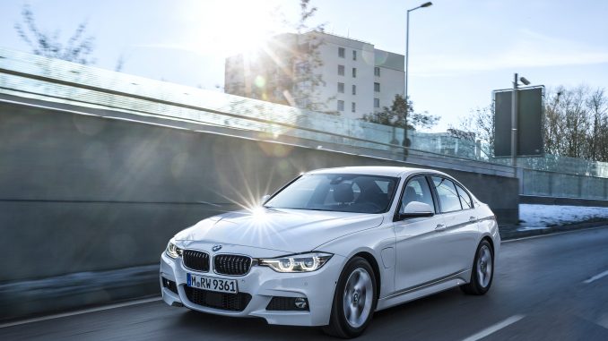 P90208220_highRes_bmw-330e-01-2016