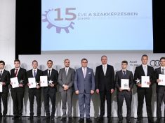 Christoph Hermreck, az Audi Akademie Hungaria vezetője, Fekete Dávid, Győr város alpolgármestere és Csóka Gergely, az Audi Akademie Hungaria szak- és továbbképzésért felelős vezetője a díjazottakkal