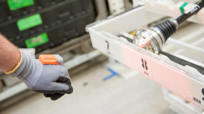 160822_smart_glove_-_skoda_logistics_is_focusing_on_future_technology_1