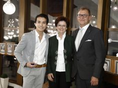 Knáb Erzsébet, az Audi Hungaria személyügyekért felelős ügyvezető igazgatója Kiss Jánossal, a Győri Balett igazgatójával és Daichi Uematsuval