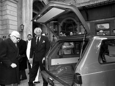 Il presidente della Fiat Gianni Agnelli presenta la nuova Panda al presidente della Repubblica Sandro Pertini a Roma il 26 febbraio 1980.
ANSA ARCHIVIO/95275