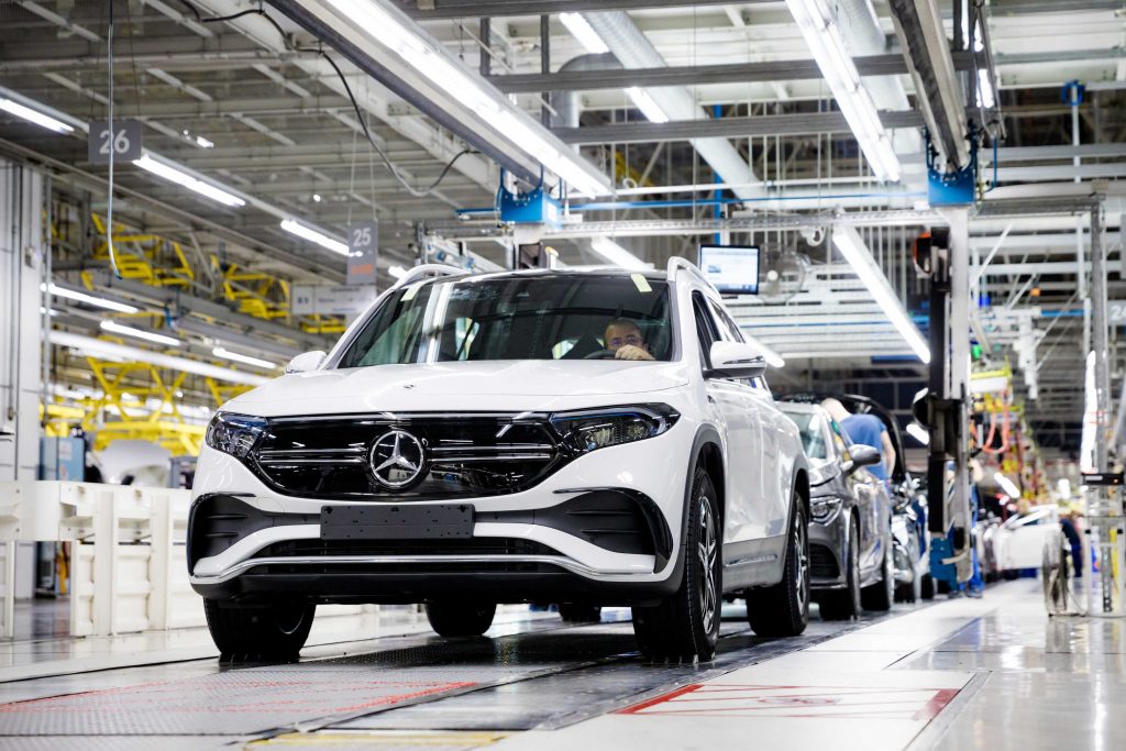 Foto5_az-elso-tisztan-elektromos-meghajtasu-auto-az-eqb-a-kecskemeti-mercedes-benz-gyar-osszeszerelo-uzemeben2021