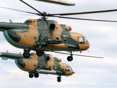 Nagyjavításból visszatért Mi-17-es szállítóhelikopterek bemutatója a szolnoki Ittebei Kiss József helikopterbázis felett 2017. július 25-én. MTI Fotó: Mészáros János