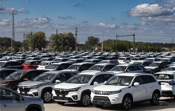 Kiszállításra váró autók az esztergomi Suzuki-gyár készgépkocsi tárolójában 2022. október 19-én. Fotó: MTI/Szigetváry Zsolt