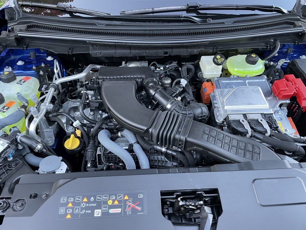 Szerencsére nem hangos a kép, kinyitott tetővel eszméletlenül csörög és zörög a motor. Lecsukott tetővel csendes