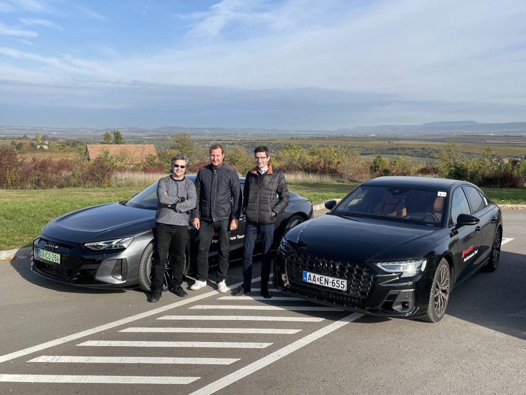 Csordás Gábor, Miklós-Illés Kálmán és a szerző az Év Magyar Autója 2023 versenyben jelölt Audikkal. Az RS e-tron GT az Év Zöldautója, az S8 pedig a Magyar Év Autója díjért van versenyben