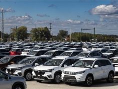 Kiszállításra váró autók az esztergomi Suzuki-gyár készgépkocsi tárolójában 2022. október 19-én. Fotók: MTI/Szigetváry Zsolt