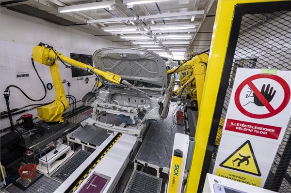 Karosszéria előkészítése festésre a festőüzemben a robot tömítő soron