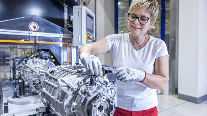 audihung_e_dolgozo Audi Hungaria járműgyártás