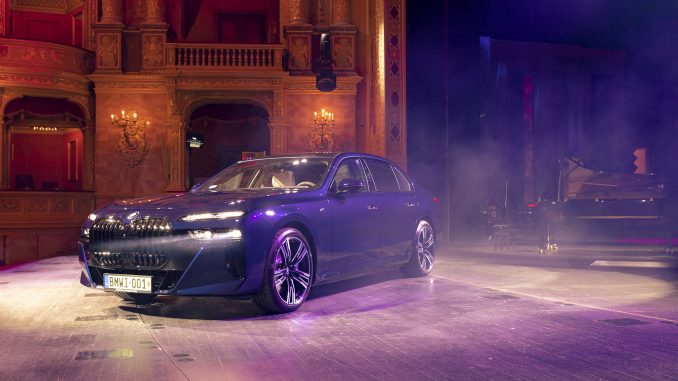 P90489852_highRes_bmw-i7-at-the-opera- BMW